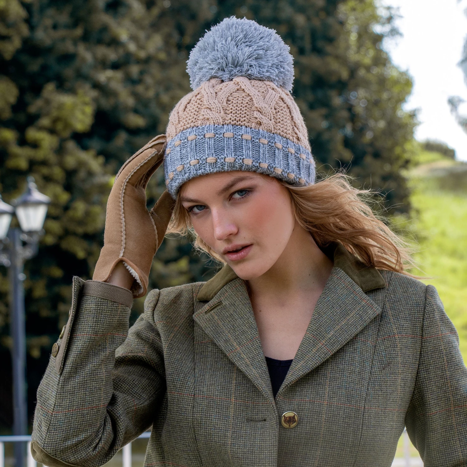 Women's Chunky Cable Knit Bobble Hat - Image 2