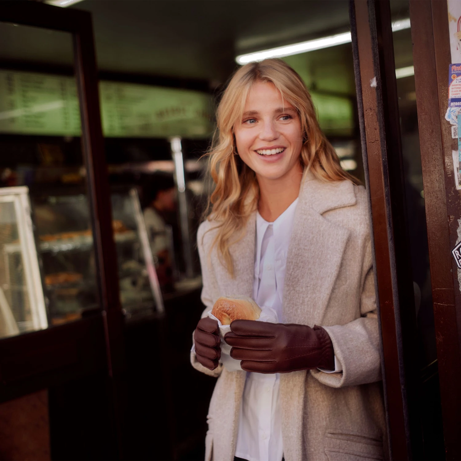 Women’s Three-Point Cashmere-Lined Deerskin Leather Gloves With Cashmere Cuffs - Image 2