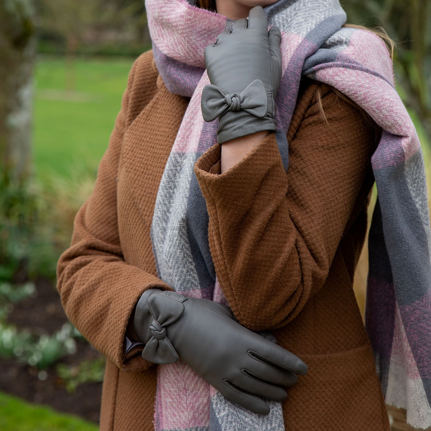 Women’s Touchscreen Wool-Lined Leather Gloves With Bow - Image 3